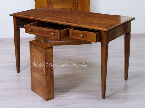 Scrivania classica da studio o ufficio in legno massiccio di noce con intarsio